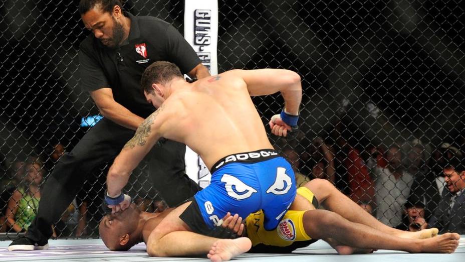 Anderson Silva é nocauteado por Chris Weidman no UFC 162, em Las Vegas