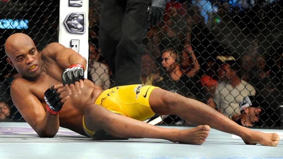 Anderson Silva é nocauteado por Chris Weidman no UFC 162, em Las Vegas, EUA