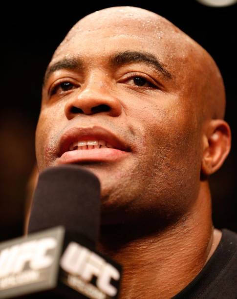 Anderson Silva é nocauteado por Chris Weidman no UFC 162, em Las Vegas