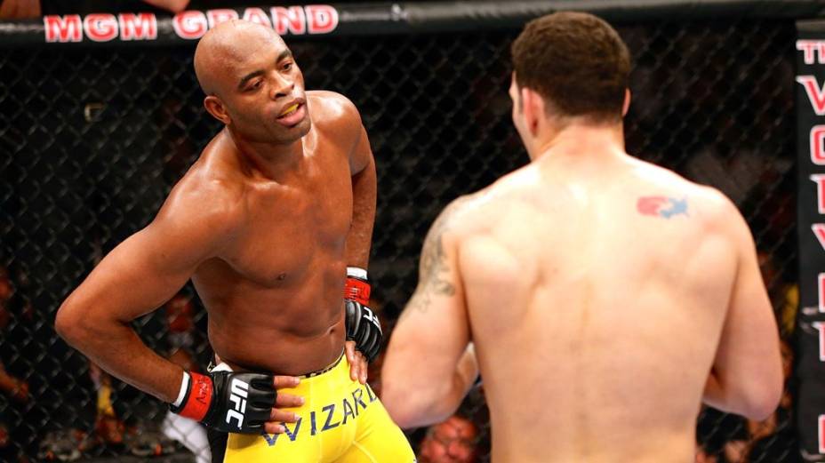 Anderson Silva é nocauteado por Chris Weidman no UFC 162, em Las Vegas