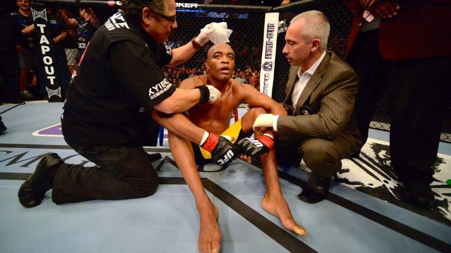 Anderson Silva é nocauteado por Chris Weidman no UFC 162, em Las Vegas