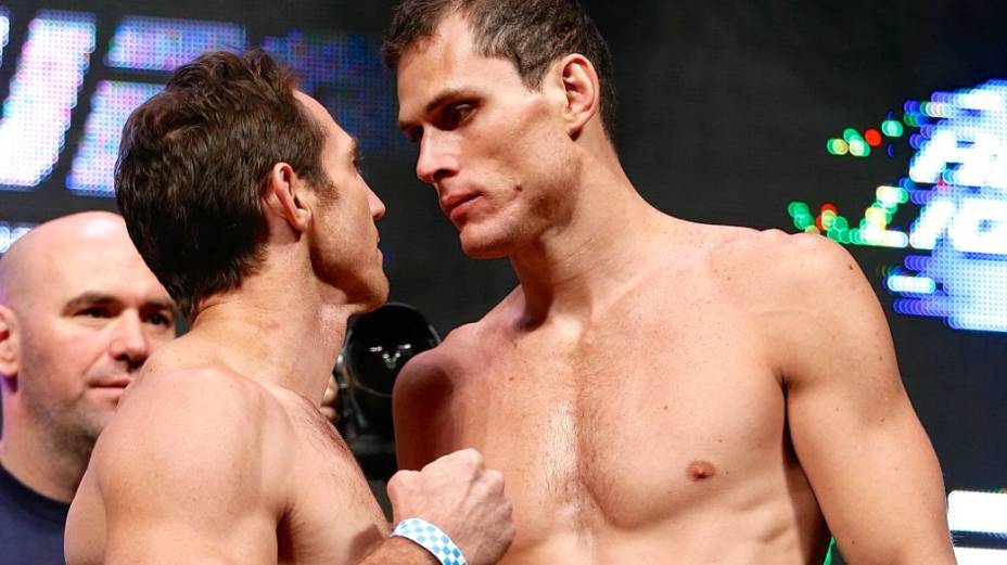 A pesagem do UFC 162: Silva x Weidman, no cassino Mandalay Bay, em Las Vegas; na encarada, Tim Kennedy e Roger Gracie