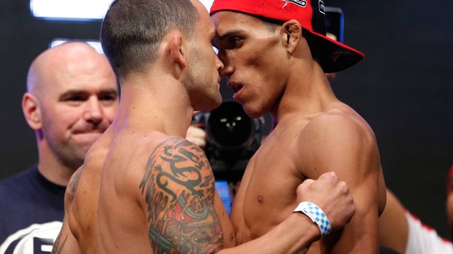 A pesagem do UFC 162: Silva x Weidman, no cassino Mandalay Bay, em Las Vegas; na encarada, Frankie Edgar e Charles do Bronx