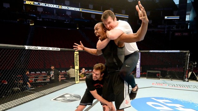 UFC 166: o pivô Dwight Howard, do Houston Rockets, no octógono com Chael Sonnen e o comentarista e ex-lutador Kenny Florian