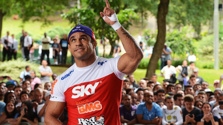 Vitor Belfort treina boxe no octógono montado embaixo do Viaduto do Chá, em São Paulo, na manhã desta quarta-feira (16)