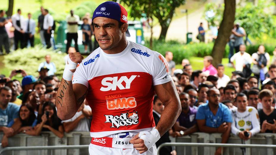 Vitor Belfort treina boxe no octógono montado embaixo do Viaduto do Chá, em São Paulo, na manhã desta quarta-feira (16)