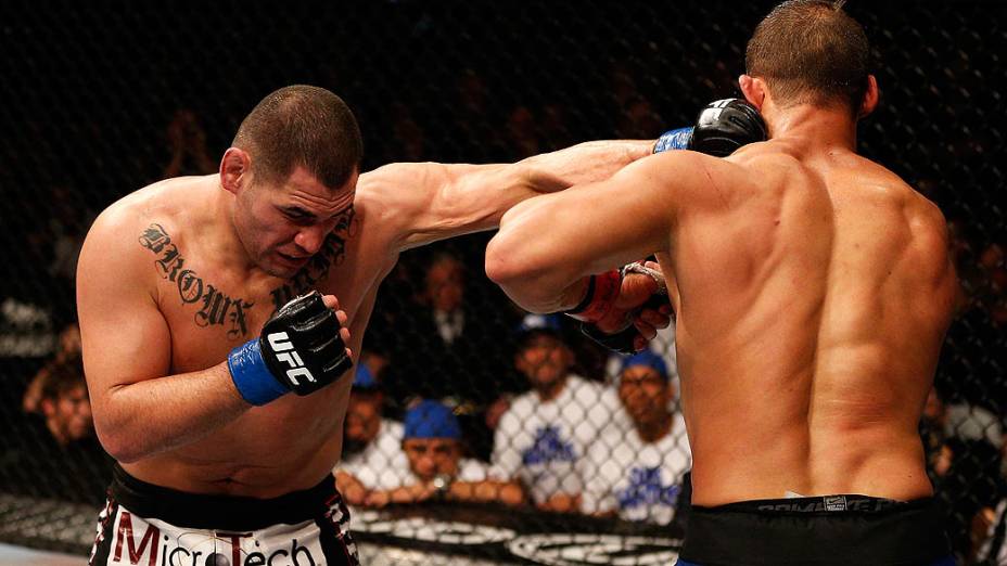 Cain Velasquez golpeia Júnior Cigano no UFC 155, em Las Vegas