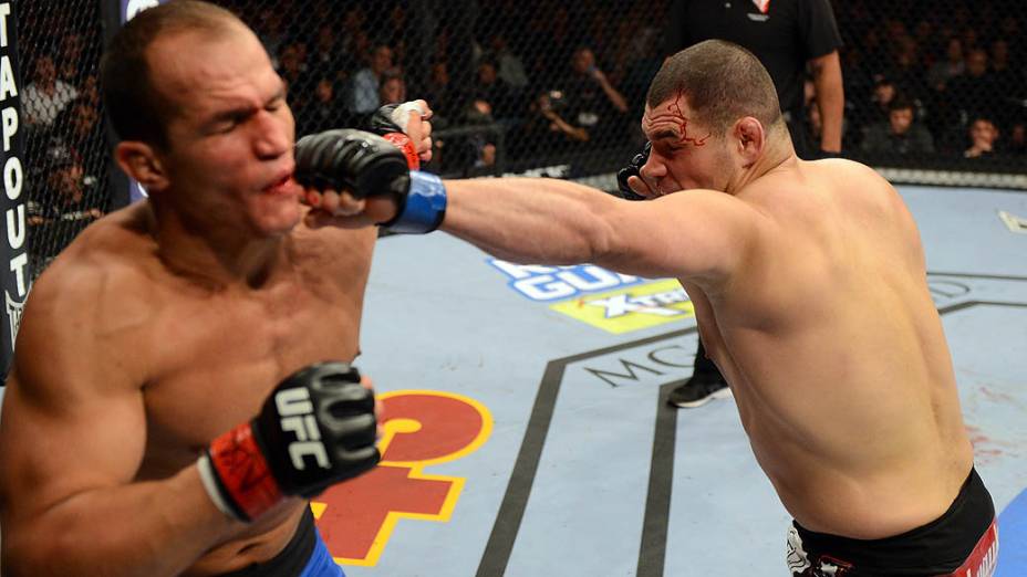 Cain Velasquez golpeia Júnior Cigano no UFC 155, em Las Vegas