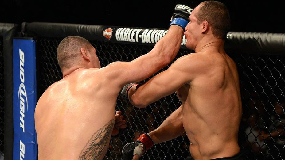 Cain Velasquez golpeia Júnior Cigano no UFC 155, em Las Vegas