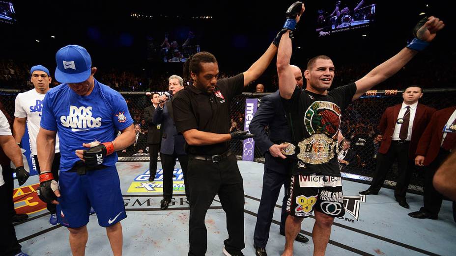 Cain Velasquez vence Júnior Cigano e recupera o cinturão dos pesados no UFC 155, em Las Vegas
