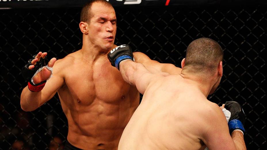 Cain Velasquez golpeia Júnior Cigano no UFC 155, em Las Vegas