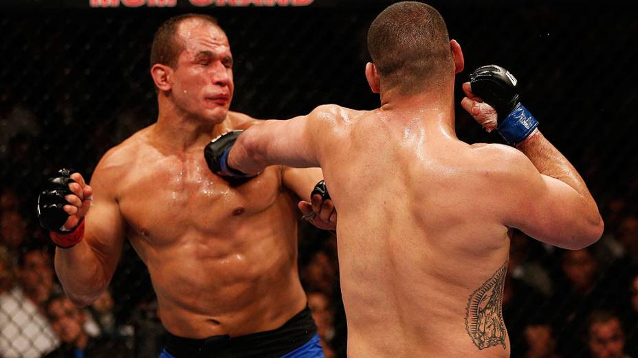 Cain Velasquez golpeia Júnior Cigano no UFC 155, em Las Vegas