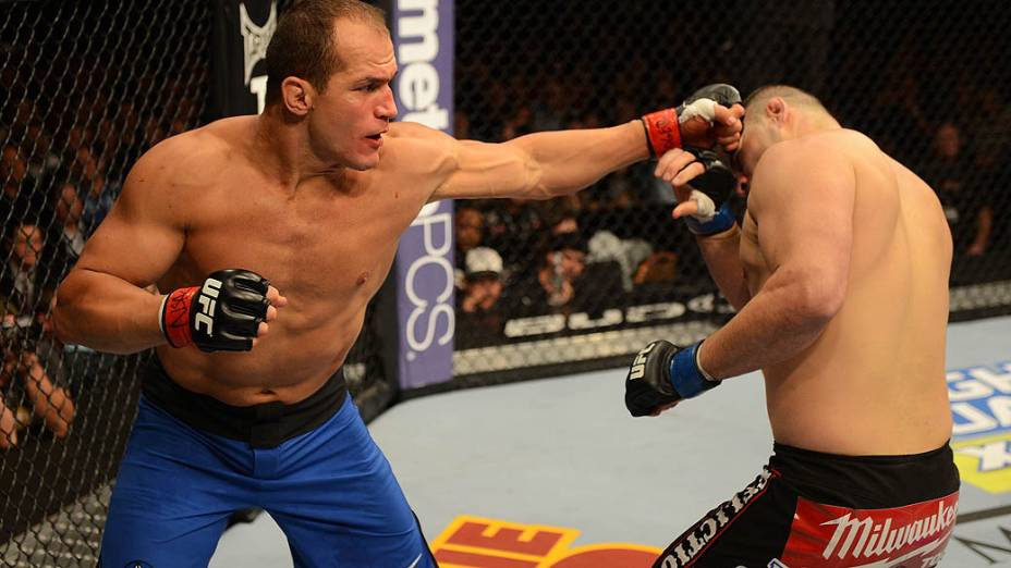Júnior Cigano golpeia Cain Velasquez no UFC 155, em Las Vegas