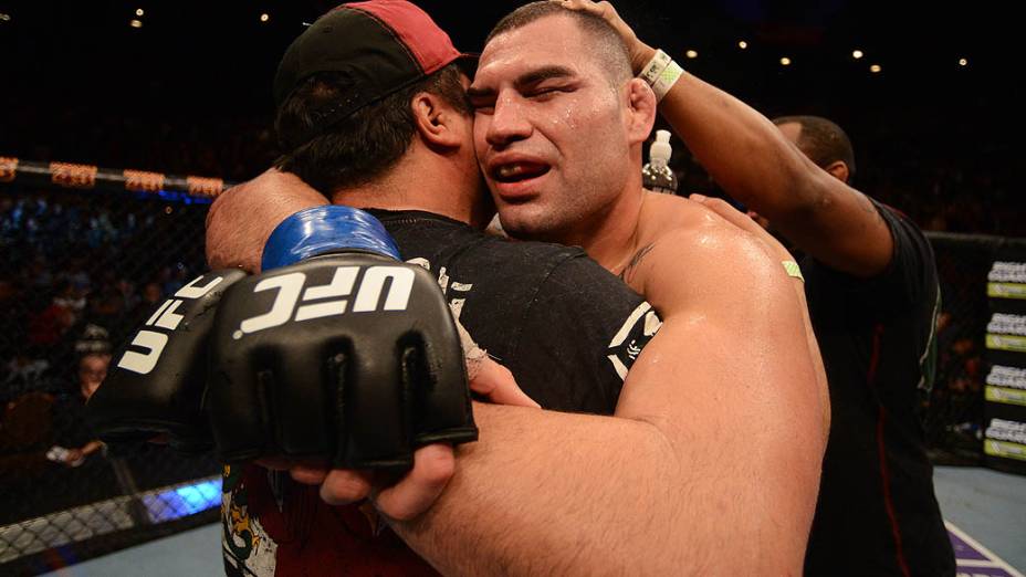 Cain Velasquez vence Júnior Cigano e recupera o cinturão dos pesados no UFC 155, em Las Vegas