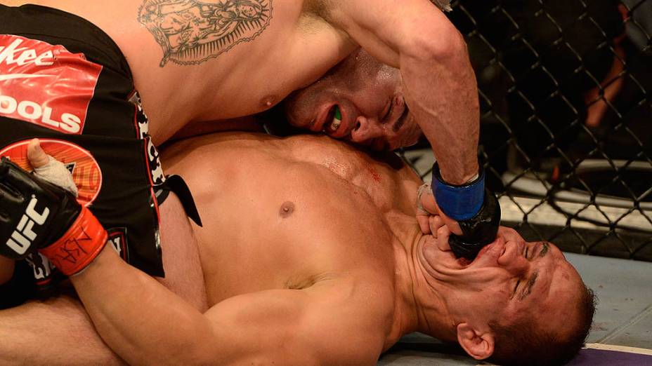 Cain Velasquez golpeia Junior Cigano no UFC 155, em Las Vegas, em dezembro de 2012