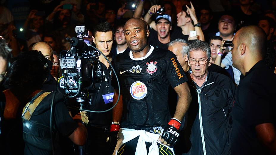 Anderson Silva entra para lutar com Stephan Bonnar na HSBC Arena, na Barra da Tijuca