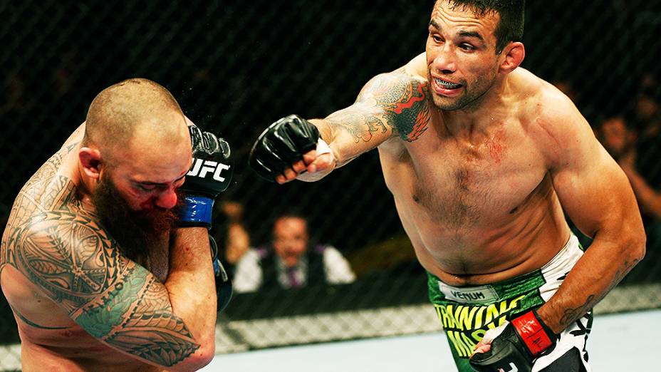 O peso pesado Fabrício Werdum venceu por pontos o americano Travis Browne