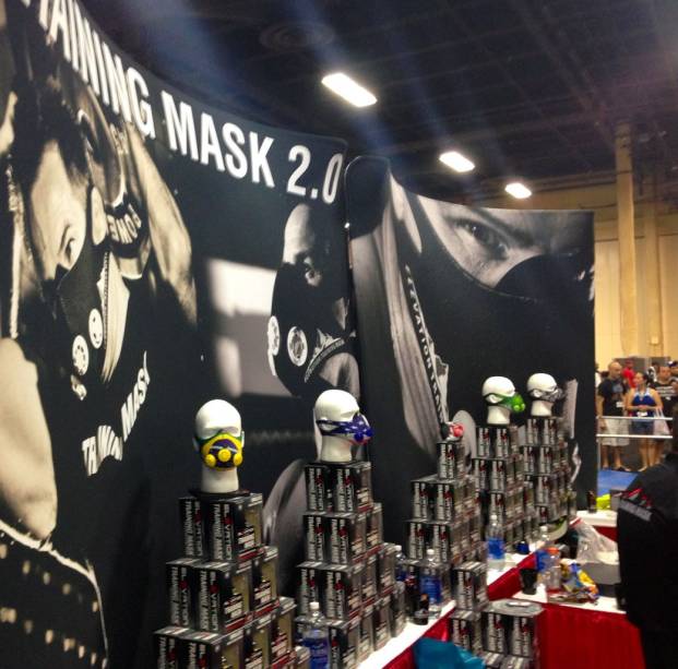 Produtos à venda na UFC Fan Expo 2013, em Las Vegas