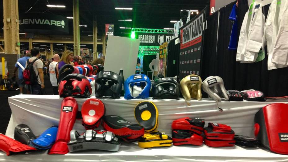 Produtos à venda na UFC Fan Expo 2013, em Las Vegas