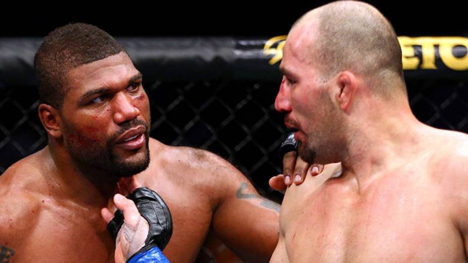 Glover Teixeira e Rampage Jackson durante a luta de UFC, em Chicago