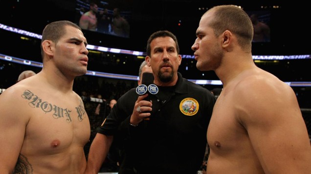 Cain Velasquez (à esq.) e Junior Cigano, antes do início da luta do UFC - 12/11/2011<br>