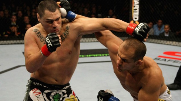 Cain Velasquez (à esq.) e Junior Cigano lutam pelo título do UFC - 12/11/2011<br>
