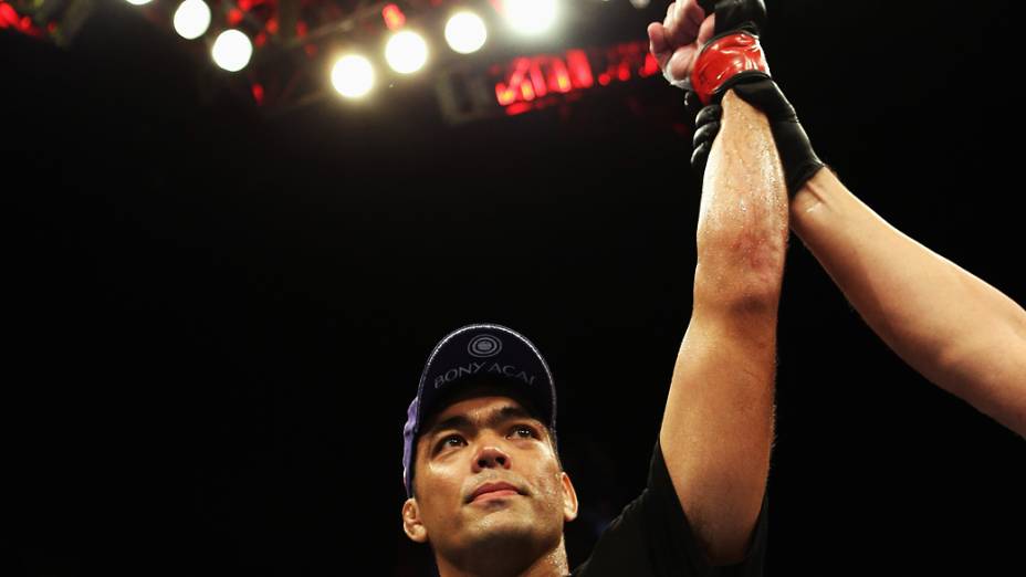 Lyoto Machida celebra a vitória sobre Ryan Bader em Los Angeles, Califórnia