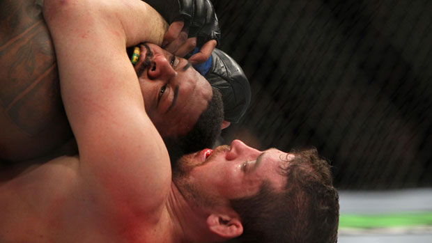 Shane Roller aplica golpe em Michael Johnson, durante o UFC on Fox 2 - 29/01/2012