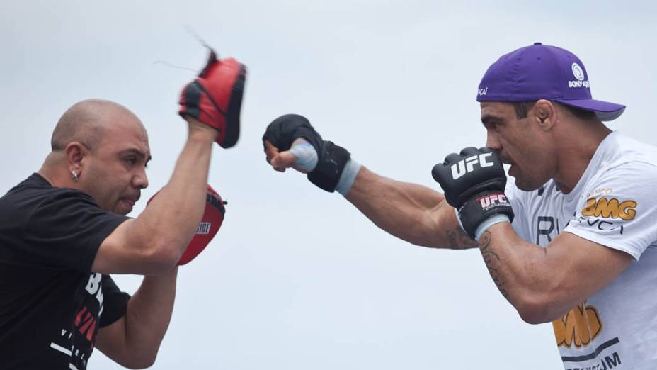 Treino do lutador Vitor Belfort em arena montada pelo UFC na praia da Barra da Tijuca, no Rio de Janeiro