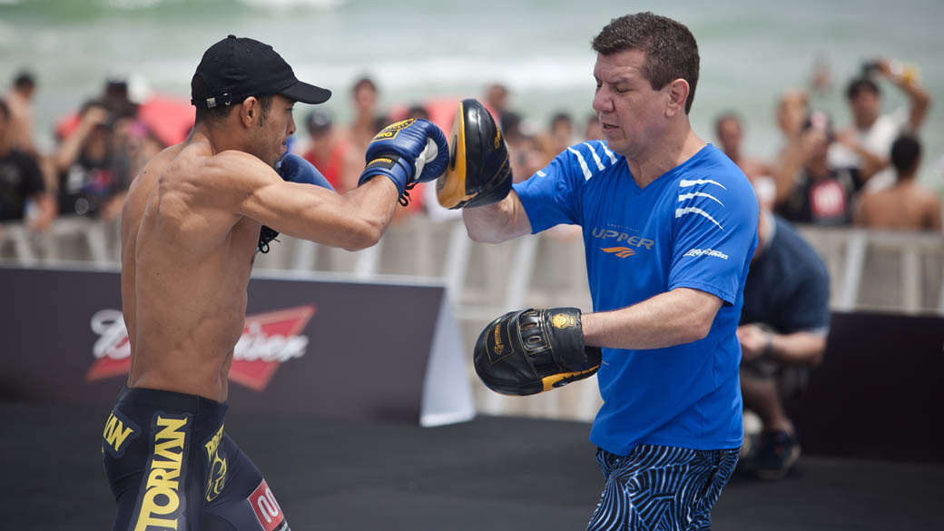 Treino do lutador José Aldo em arena montada pelo UFC na praia da Barra da Tijuca, no Rio de Janeiro