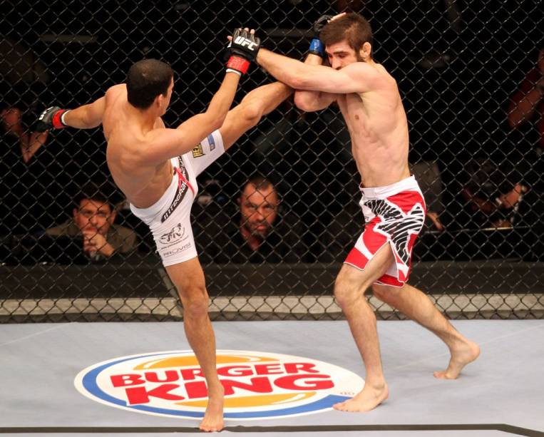 Felipe Sertanejo (de bermuda branca) contra Antonio Carvalho no UFC Rio 2012, na arena HSBC, na Barra