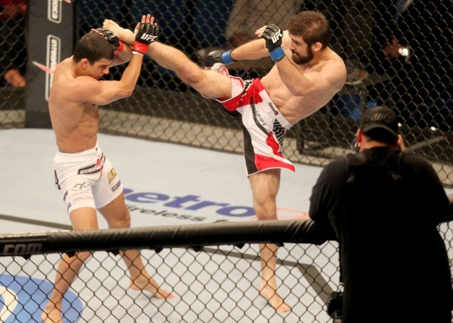 Felipe Sertanejo (de bermuda branca) contra Antonio Carvalho no UFC Rio 2012, na arena HSBC, na Barra