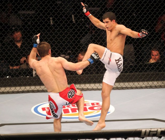 Felipe Sertanejo (de bermuda branca) contra Antonio Carvalho no UFC Rio 2012, na arena HSBC, na Barra