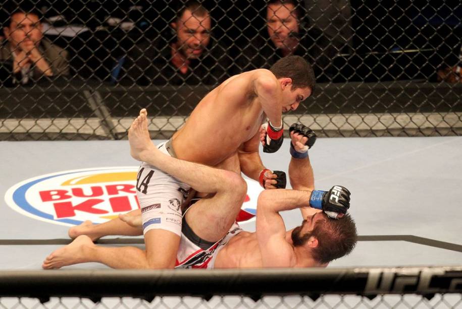 Felipe Sertanejo (de bermuda branca) contra Antonio Carvalho no UFC Rio 2012, na arena HSBC, na Barra