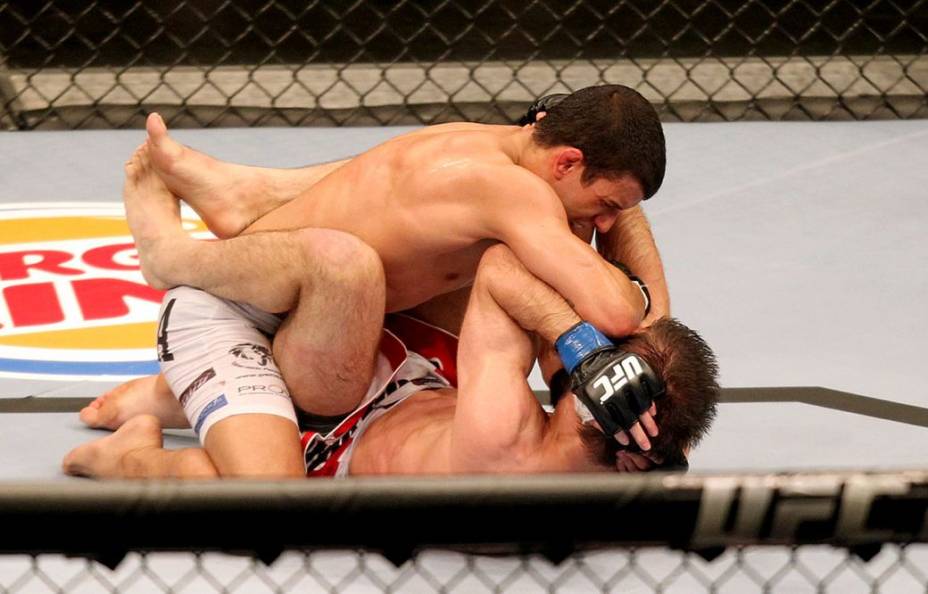 Felipe Sertanejo (de bermuda branca) contra Antonio Carvalho no UFC Rio 2012, na arena HSBC, na Barra