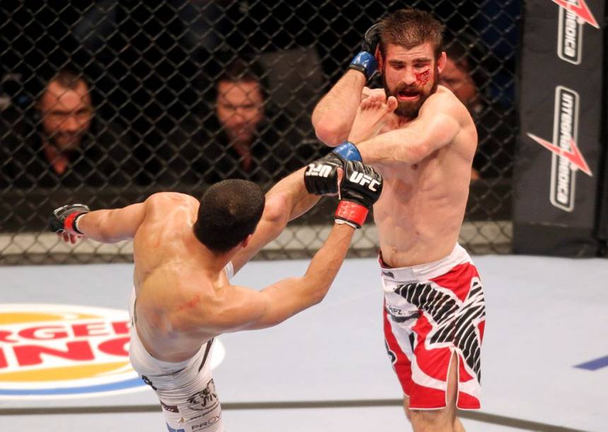 Felipe Sertanejo (de bermuda branca) contra Antonio Carvalho no UFC Rio 2012, na arena HSBC, na Barra