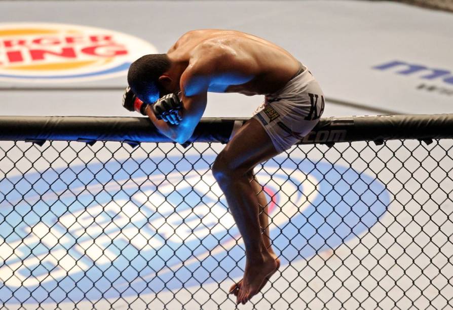 Felipe Sertanejo (de bermuda branca) contra Antonio Carvalho no UFC Rio 2012, na arena HSBC, na Barra