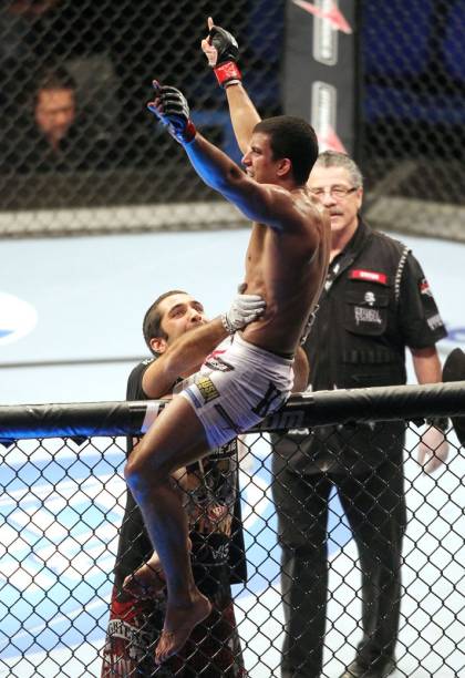 Felipe Sertanejo (de bermuda branca) contra Antonio Carvalho no UFC Rio 2012, na arena HSBC, na Barra