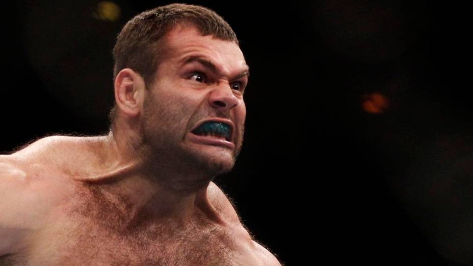 Gabriel Gonzaga comemora a vitória contra Ednaldo Oliveira no UFC Rio 2012