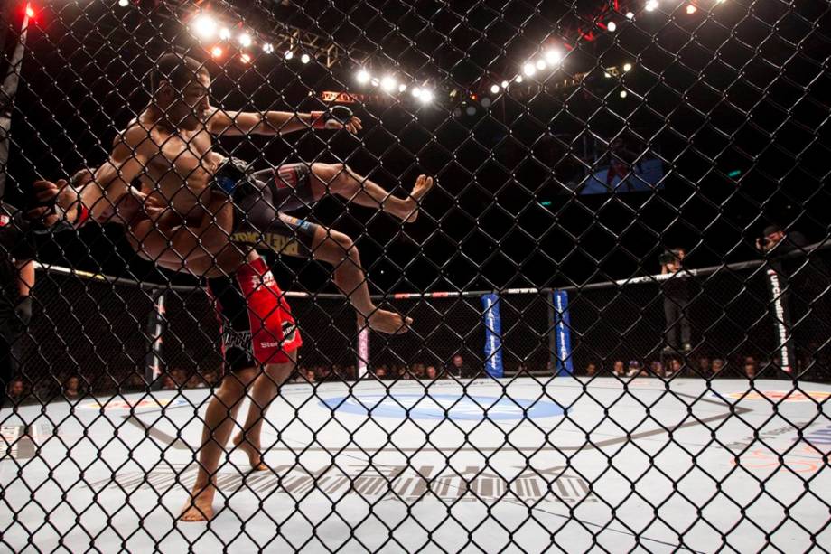 José Aldo contra Chad Mendes no UFC Rio 2012; o brasileiro venceu por nocaute e manteve seu cinturão