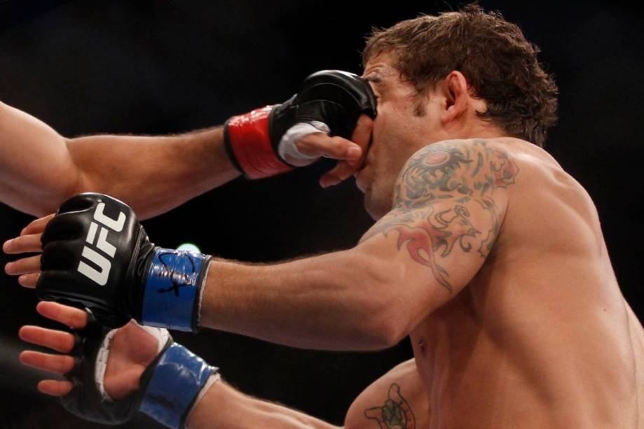 José Aldo contra Chad Mendes no UFC Rio 2012; o brasileiro venceu por nocaute e manteve seu cinturão