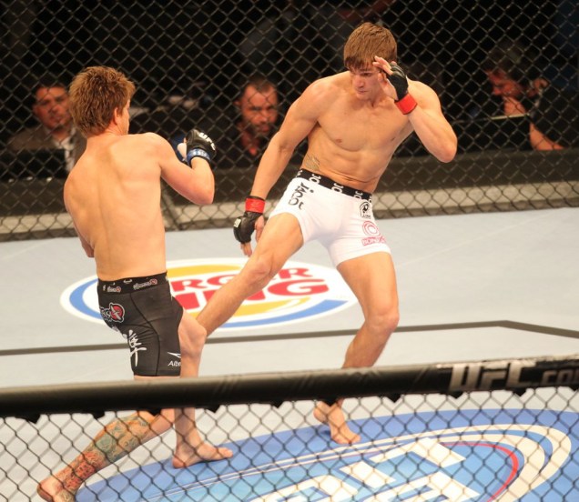O americano Mike Pyle contra o brasileiro Ricardo Funch no UFC Rio 2012