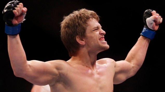 O americano Mike Pyle comemora a vitória contra o brasileiro Ricardo Funch no UFC Rio 2012