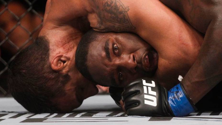 Vitor Belfort finaliza Anthony Johnson no UFC Rio 2012