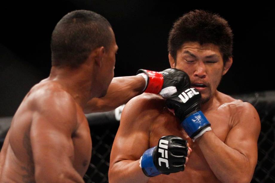 Yuri Alcântara contra o japonês Michihiro Omigawa, no UFC Rio 2012