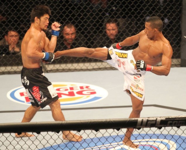 Yuri Alcântara contra o japonês Michihiro Omigawa, no UFC Rio 2012