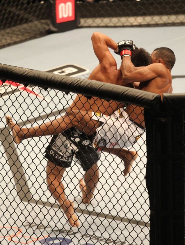 Yuri Alcântara contra o japonês Michihiro Omigawa, no UFC Rio 2012