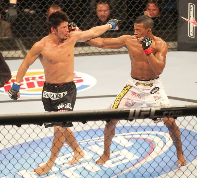 Yuri Alcântara contra o japonês Michihiro Omigawa, no UFC Rio 2012