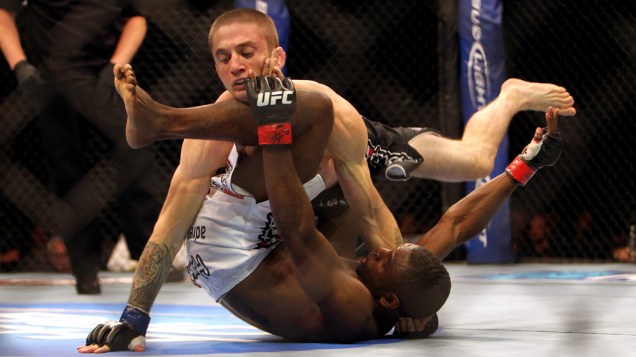 O canadense Yves Jabouin (abaixo) luta contra o norte-americano Ian Loveland, durante o UFC Rio de Janeiro