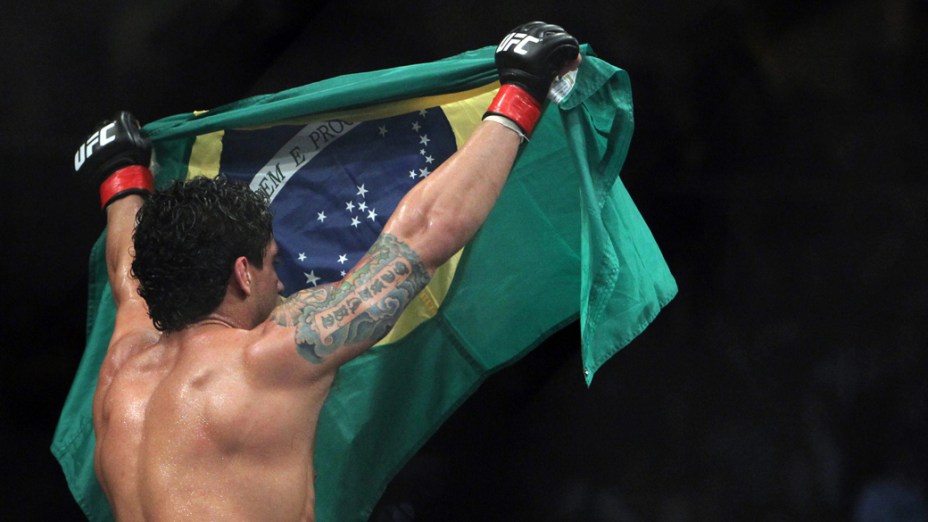 O brasileiro Thiago Tavareis comemora a vitória contra o norte-americano Spencer Fisher, durante o UFC Rio de Janeiro